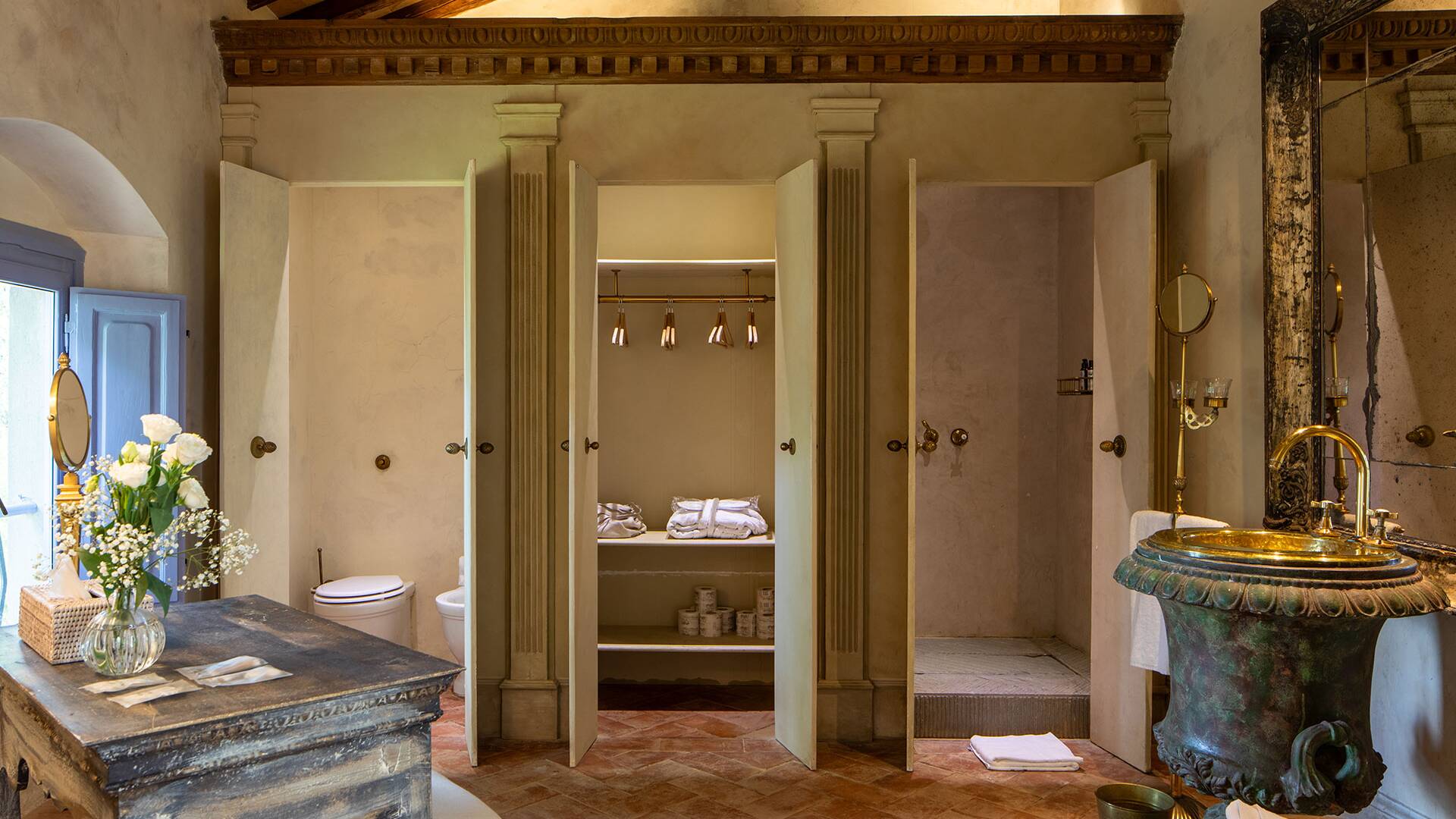 Bindo, en suite bathroom
